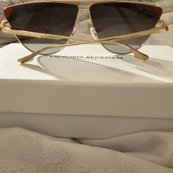 Victoria Beckham NWT Aviator Sunglasses - Picture 5 of 8
